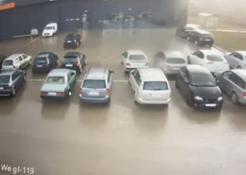 Kraków: Wichura zerwała dach Biedronki. Jest nagranie! [WIDEO]