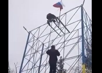 Ukraińcy zdejmują rosyjską flagę. Pokazano wymowne nagranie [WIDEO]