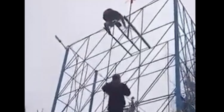 Ukraińcy zdejmują rosyjską flagę. Pokazano wymowne nagranie [WIDEO]