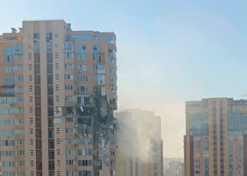 Ukraiński minister pokazał zdjęcie zniszczonego bloku w Kijowie. „Powstrzymaj rosyjskich zbrodniarzy wojennych!”