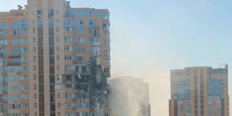 Ukraiński minister pokazał zdjęcie zniszczonego bloku w Kijowie. „Powstrzymaj rosyjskich zbrodniarzy wojennych!”