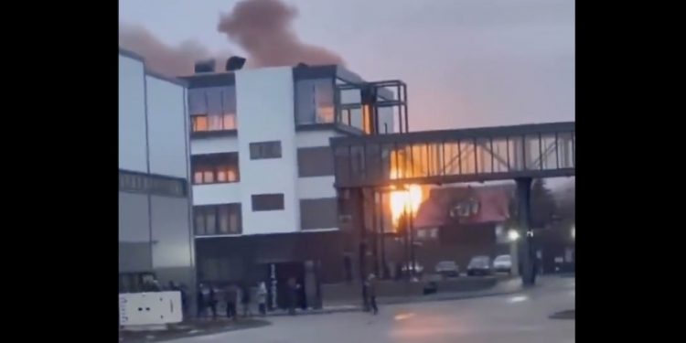 Rosja zaatakowała Ukrainę. Nagrano pocisk uderzający w lotnisko [WIDEO]