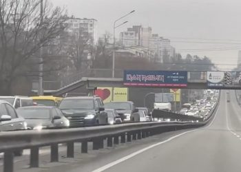 Gigantyczne korki w okolicach Kijowa. Tłumy Ukraińców próbują opuścić miasto [WIDEO]