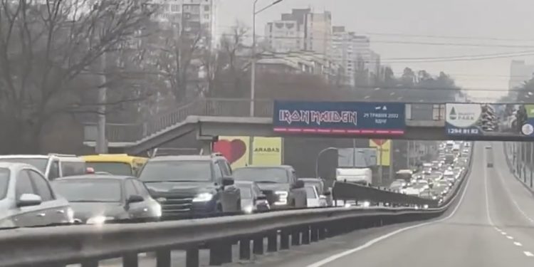 Gigantyczne korki w okolicach Kijowa. Tłumy Ukraińców próbują opuścić miasto [WIDEO]