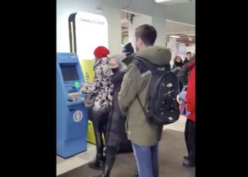 Panika w Rosji. Gigantyczne kolejki przed bankomatami [WIDEO]