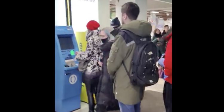 Panika w Rosji. Gigantyczne kolejki przed bankomatami [WIDEO]