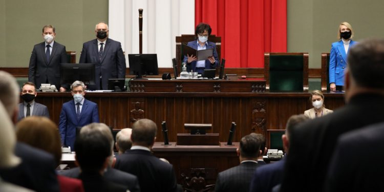Tę uchwałę Sejm przyjął jednogłośnie. Poparli ją posłowie wszystkich partii