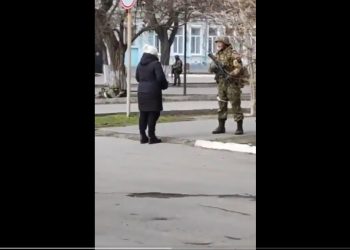 Ukrainka podeszła do rosyjskiego żołnierza. „Po co tu przyjechałeś?!” [WIDEO]