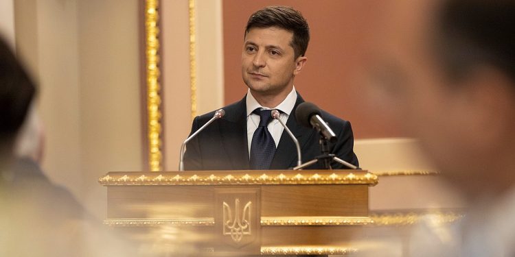Zełenski: „Ukraińcy będą bronić swojej ziemi”