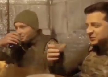 Zełenski w bazie wojskowej. Poranną kawę wypił z obrońcami Kijowa [WIDEO]