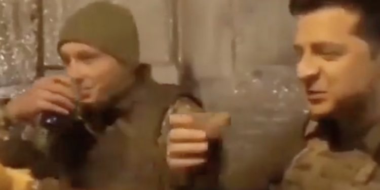 Zełenski w bazie wojskowej. Poranną kawę wypił z obrońcami Kijowa [WIDEO]