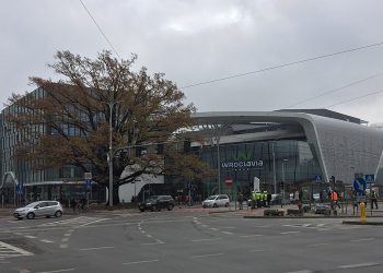 Pobity mężczyzna leżał koło dworca. „Nikt nie zwracał na niego uwagi”