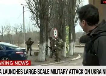 Dziennikarz CNN tuż obok spadochroniarzy rosyjskich! Zajęli lotnisko pod Kijowem! [WIDEO]