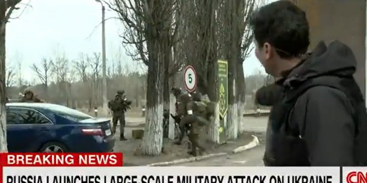Dziennikarz CNN tuż obok spadochroniarzy rosyjskich! Zajęli lotnisko pod Kijowem! [WIDEO]