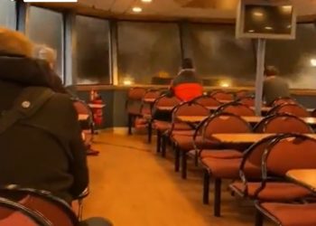 Fala przebiła szyby na promie i zalała pokład! Dramatyczne nagranie [WIDEO]