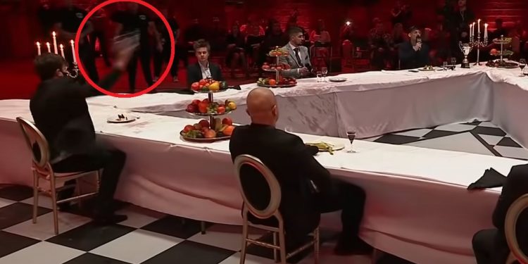 rzucił szklanką w dziecko