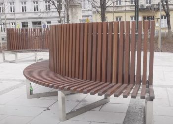 W Krakowie stanęła ławka. Kosztowała… 228 tysięcy złotych [WIDEO]