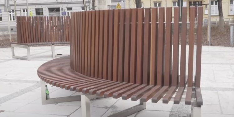 W Krakowie stanęła ławka. Kosztowała… 228 tysięcy złotych [WIDEO]