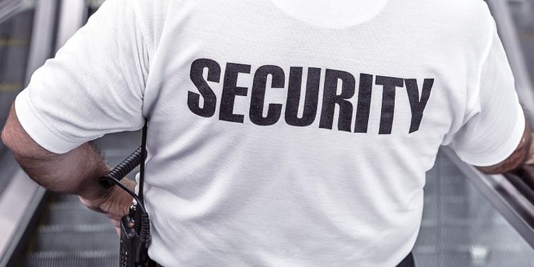 Ochroniarz muzeum… zdewastował obraz. Dorysował pewien element