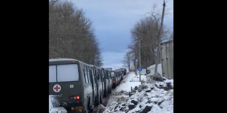 Kolejne niepokojące nagranie z Rosji. Widać kolumnę pojazdów medycznych [WIDEO]