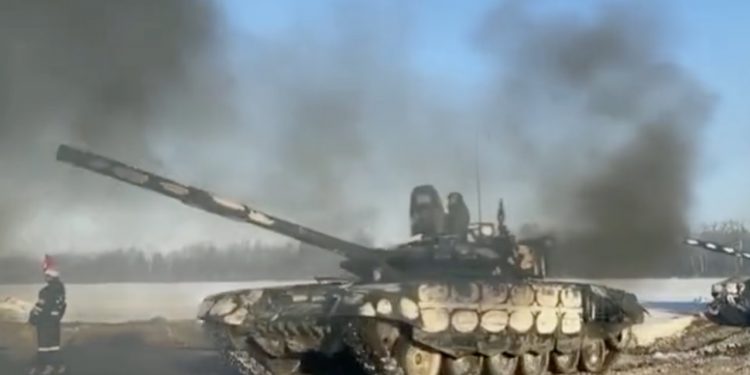 Rosyjskie Ministerstwo Obrony: Wojska rozpoczęły powrót do garnizonów. Pokazano nagranie [WIDEO]