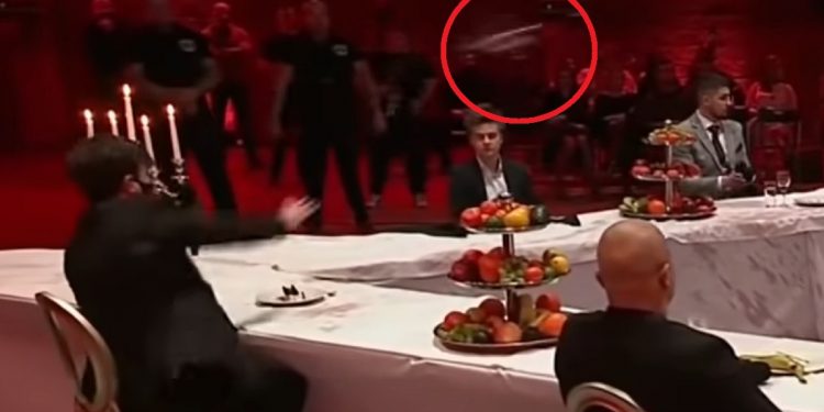 rzucił kieliszkiem w dziecko