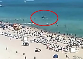 Śmigłowiec spadł do morza. Na plaży były tłumy [WIDEO]