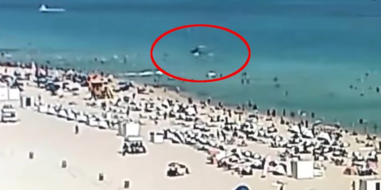 Śmigłowiec spadł do morza. Na plaży były tłumy [WIDEO]