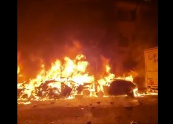 Tirem staranował… 31 aut i budynek. Wybuchł pożar [WIDEO]