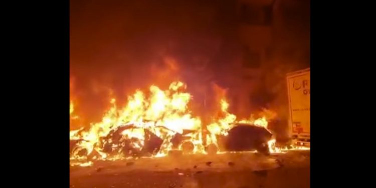 Tirem staranował… 31 aut i budynek. Wybuchł pożar [WIDEO]