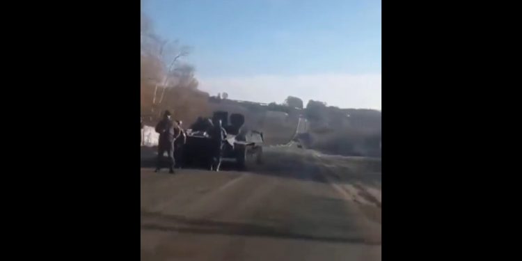 Ukrainiec zatrzymał się koło rosyjskich żołnierzy. „Odholować was?” [WIDEO]