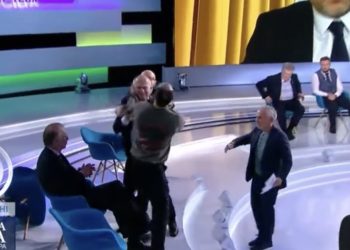 Bójka w ukraińskim programie na żywo. Dziennikarz uderzył parlamentarzystę w twarz [WIDEO]
