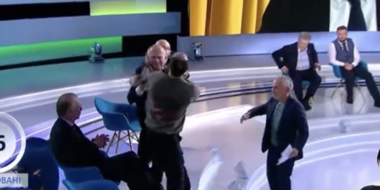 Bójka w ukraińskim programie na żywo. Dziennikarz uderzył parlamentarzystę w twarz [WIDEO]