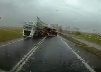 Wiatr zdmuchnął TIR-a z drogi! Dramatyczne nagranie [WIDEO]