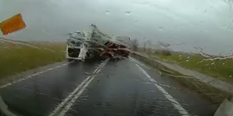 Wiatr zdmuchnął TIR-a z drogi! Dramatyczne nagranie [WIDEO]