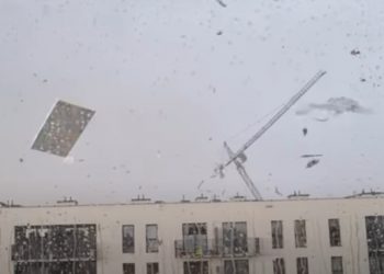 Wiatr przewrócił dźwig w Krakowie! Dramatyczne nagranie [WIDEO]
