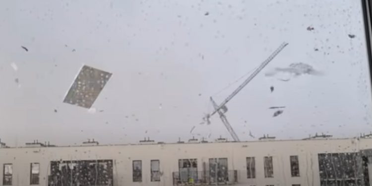 Wiatr przewrócił dźwig w Krakowie! Dramatyczne nagranie [WIDEO]