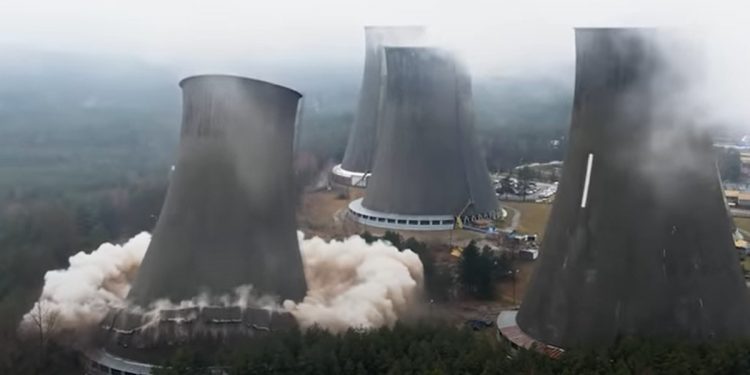 Wyburzanie giganta w Małopolsce trwało kilkanaście sekund. „Spektakularny efekt” [WIDEO]