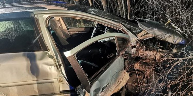 Miał 3 promile i wiózł partnerkę w ciąży. Uderzył w drzewo