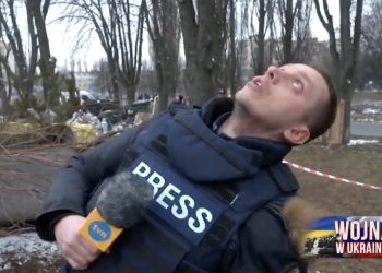 Nad głową korespondenta TVN24 nagle przeleciały rakiety. „O ku**a!” [WIDEO]