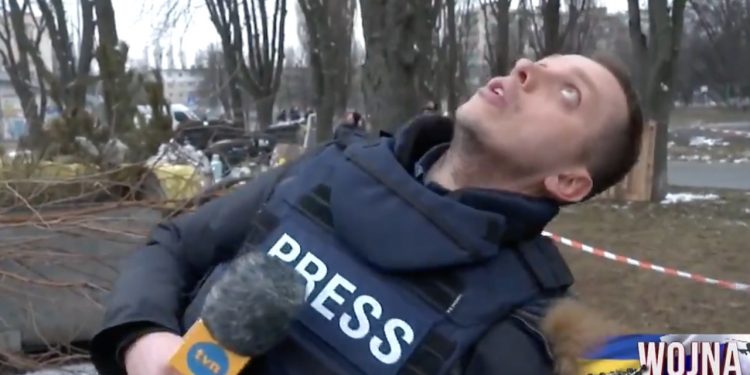 Nad głową korespondenta TVN24 nagle przeleciały rakiety. „O ku**a!” [WIDEO]