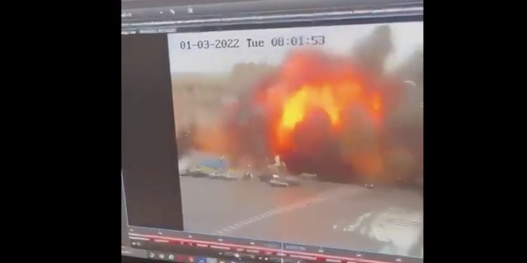 Potężna eksplozja w Charkowie. Nagranie trafiło do sieci [WIDEO]