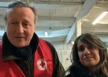 Cameron osobiście przywiózł pomoc. Były brytyjski premier jest już na granicy polsko-ukraińskiej [WIDEO]