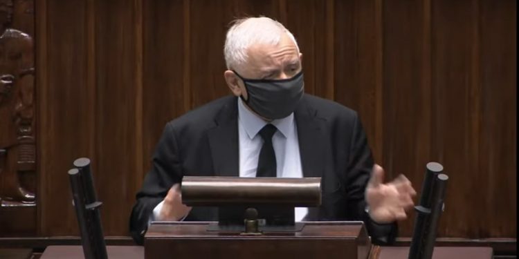 Kaczyński odpowiedział na atak jednym zdaniem. Chodziło o wydatki na armię [WIDEO]