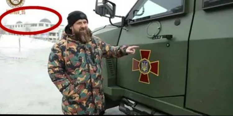 Kadyrow twierdził, że jest na Ukrainie. Jeden szczegół na zdjęciu zupełnie go kompromituje [FOTO]