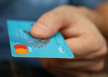 Visa i Mastercard zawieszają działalność w Rosji