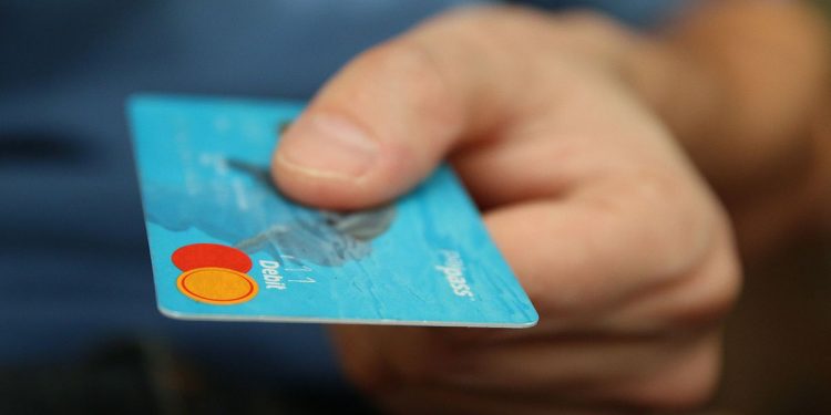 Visa i Mastercard zawieszają działalność w Rosji