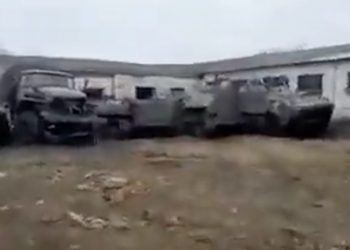 Rosjanie pozostawili sprzęt wojskowy i uciekli do lasu. Ukraińcy pokazują nagranie [WIDEO]