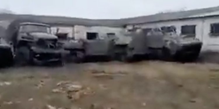 Rosjanie pozostawili sprzęt wojskowy i uciekli do lasu. Ukraińcy pokazują nagranie [WIDEO]