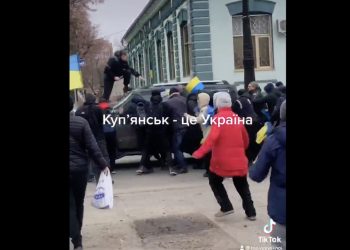 Bohaterska postawa Ukraińców. Gołymi rękami próbowali zatrzymać wojskowy samochód [WIDEO]